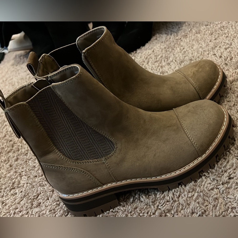 NWOT, size 7W, never worn.
